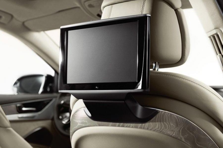 Детали интерьера Audi A8 Chauffeur Edition (D4) 2015 года  (фото 7 из 11)